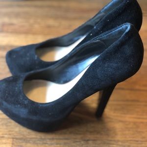 STEVE MADDEN BLACK SUEDE PUMPS
